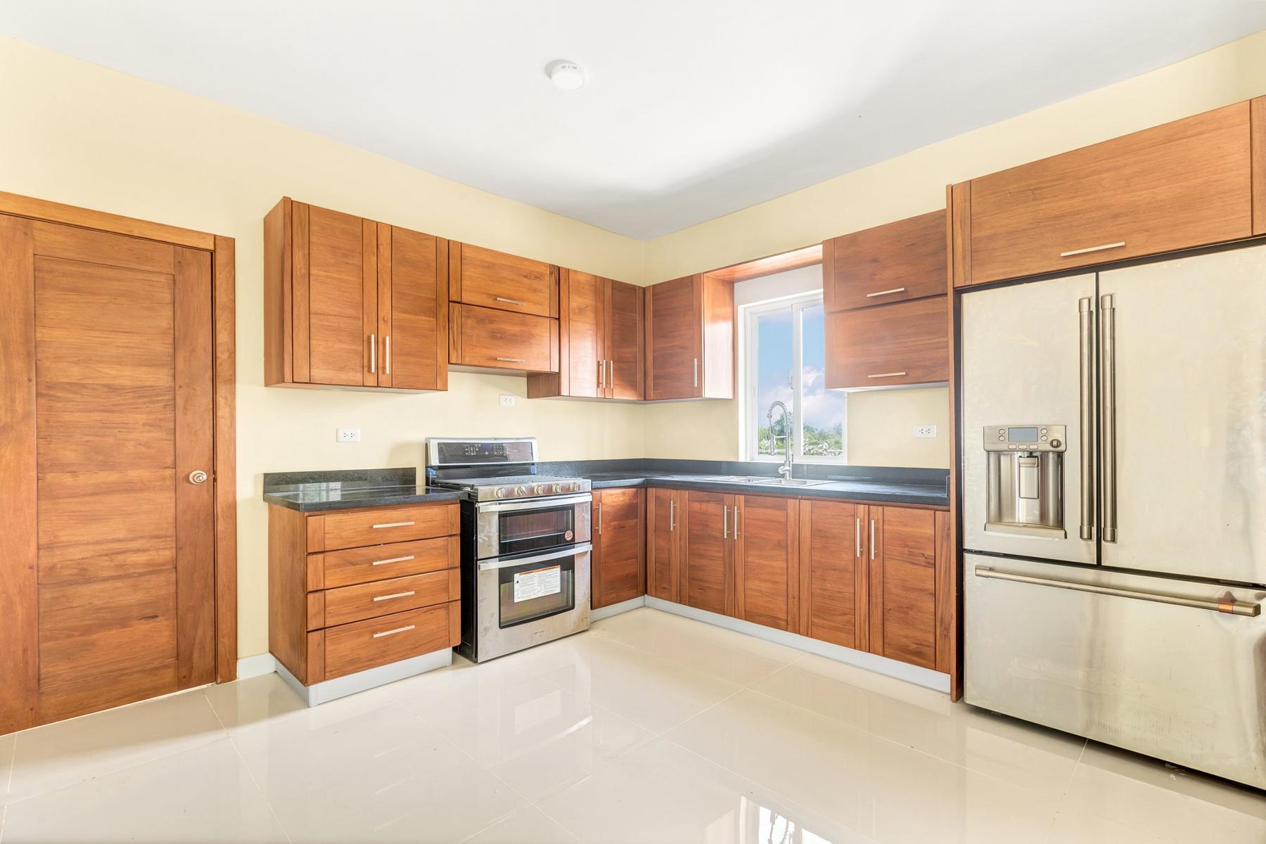 Cocina terminada con gabinetes de madera
