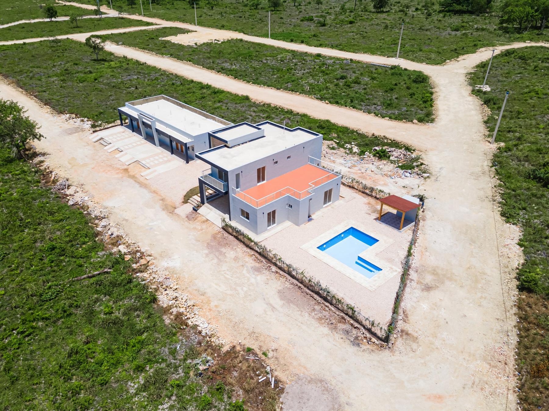 Vista cenital de la villa, la piscina y los townhouses