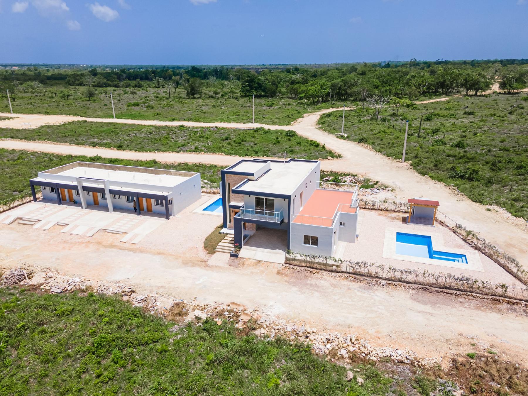 Vista aérea de la villa con terraza naranja y piscina
