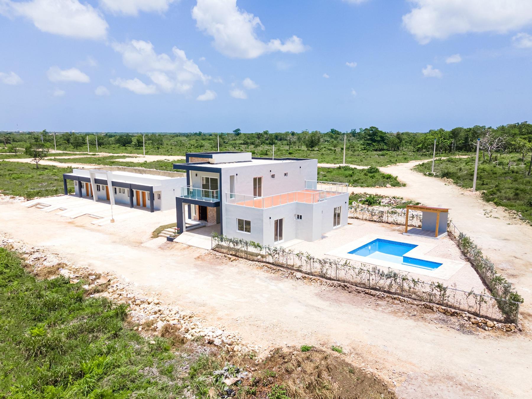 Villa de dos niveles con terraza y piscina construida por PASSER SRL